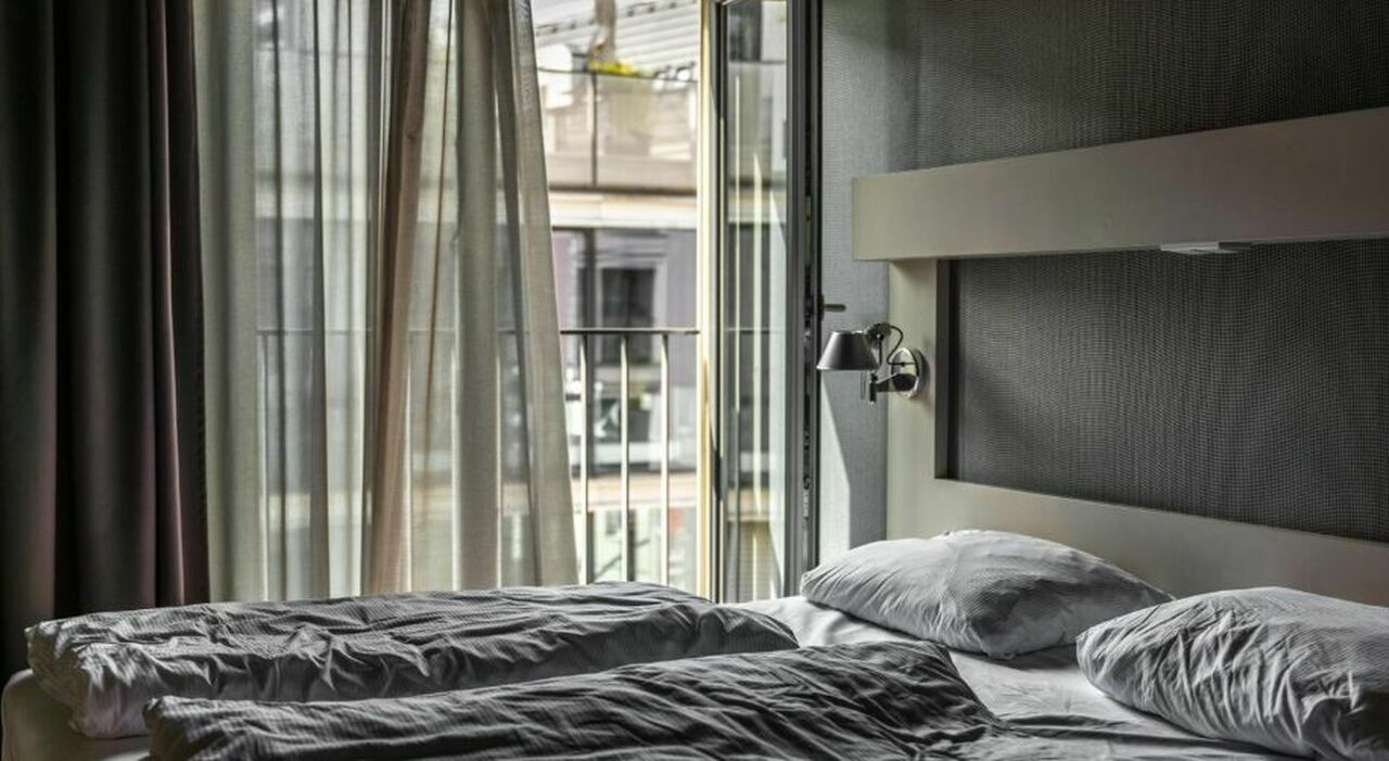 https://statics.cedscdn.it/photos/MED_HIGH/2026/09/22/9778776_22143725_bambino_cade_finestra_hotel_muore_cipro_padre_colpevole.jpg