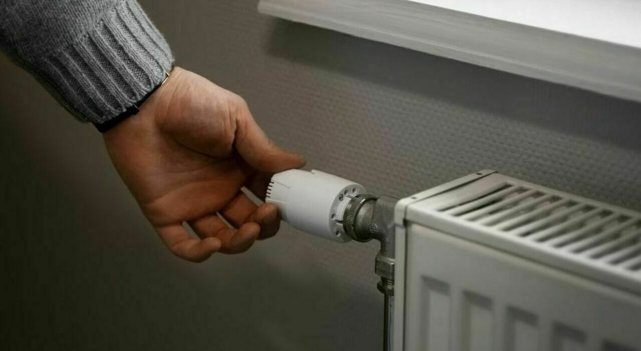 https://statics.cedscdn.it/photos/MED_HIGH/2026/09/22/9778896_22171537_termosifoni_quando_si_possono_accendere_data_citta.jpg