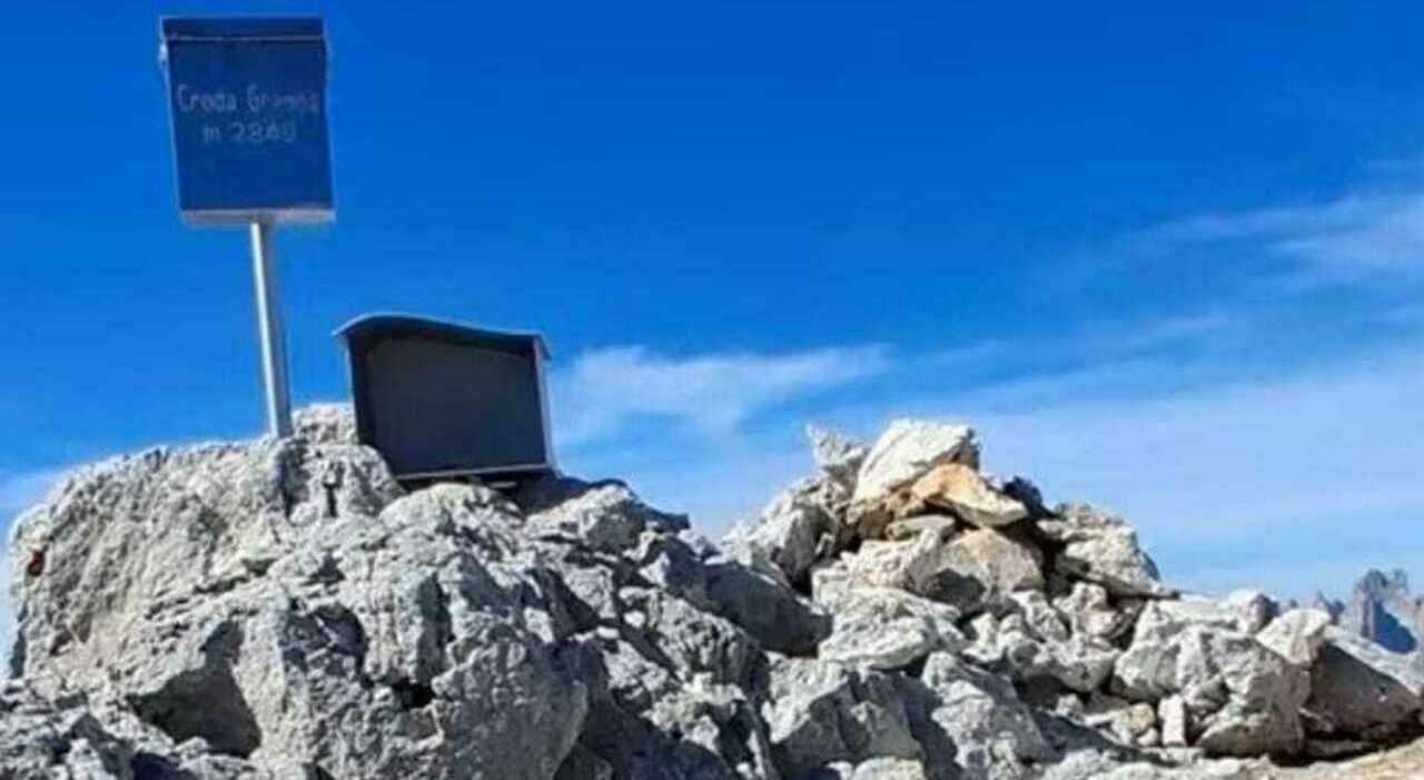 statua della madonna e due targhe della memoria scomparse dalla vetta della croda granda simboli sacri dalle montagne agordine da Ilgazzettino.it statua della madonna e due targhe della memoria scomparse dalla vetta della croda granda simboli sacri dalle montagne agordine