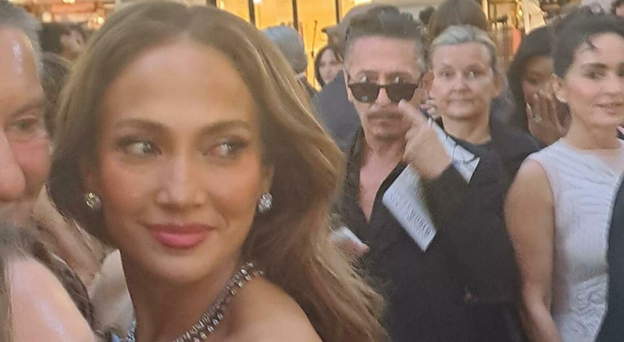 https://statics.cedscdn.it/photos/MED_HIGH/2026/09/22/9779329_22213314_vogue_sfilata_vip.jpg