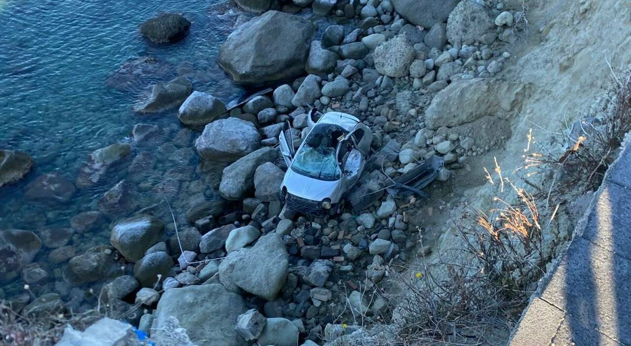 ischia auto rubata vola e precipita sulla scogliera a forio gravi due 18enni e un minorenne da Ilmattino.it ischia auto rubata vola e precipita sulla scogliera a forio gravi due 18enni e un minorenne