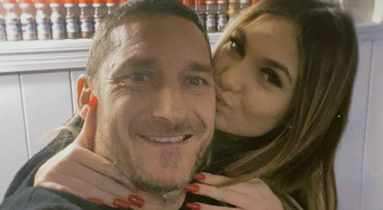https://statics.cedscdn.it/photos/MED_HIGH/2026/09/23/9780902_23123812_totti_chanel.jpg