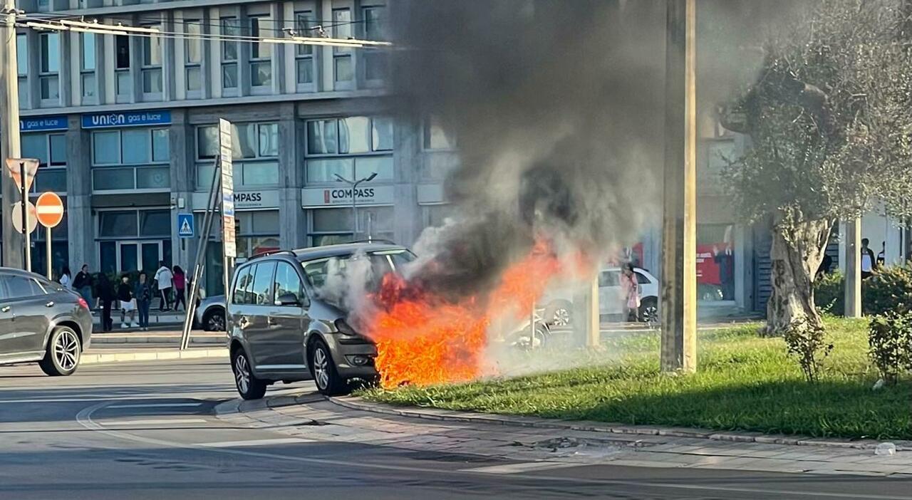 auto prende fuoco sul viale traffico in tilt in orario di punta