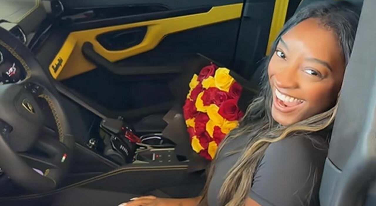 https://statics.cedscdn.it/photos/MED_HIGH/2026/09/24/9782476_24102814_simone_biles_porsche_furto_casa_cane_doberman.jpg