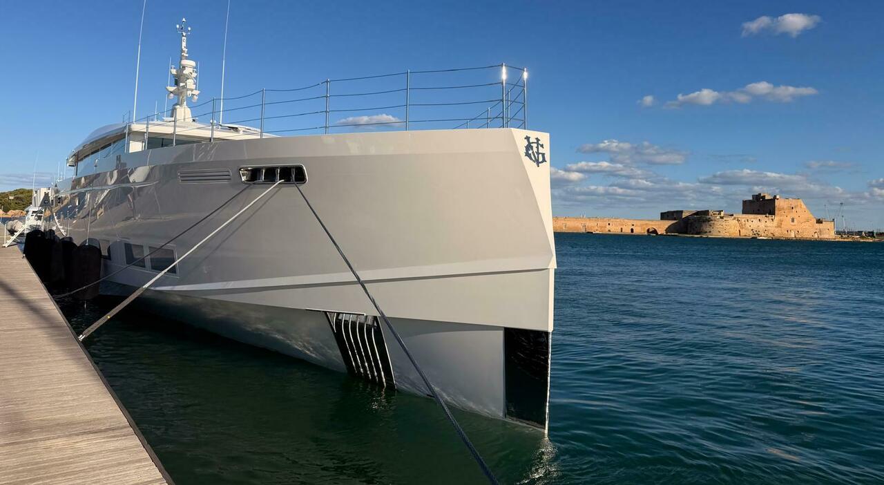 genie blu il super yacht di gianluca vacchi ormeggiato in puglia da Quotidianodipuglia.it genie blu il super yacht di gianluca vacchi ormeggiato in puglia