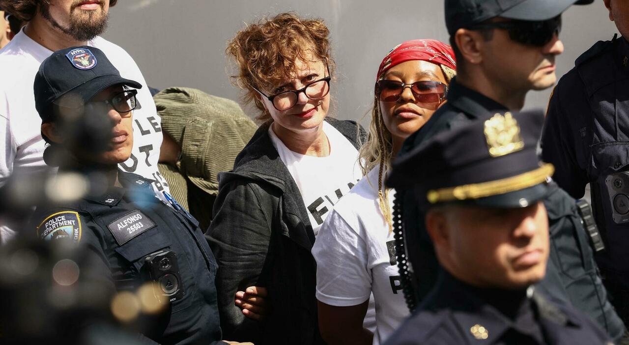 https://statics.cedscdn.it/photos/MED_HIGH/2026/09/24/9783745_24213644_proteste_netanyahu_new_york_susan_sarandon_arrestata.jpg