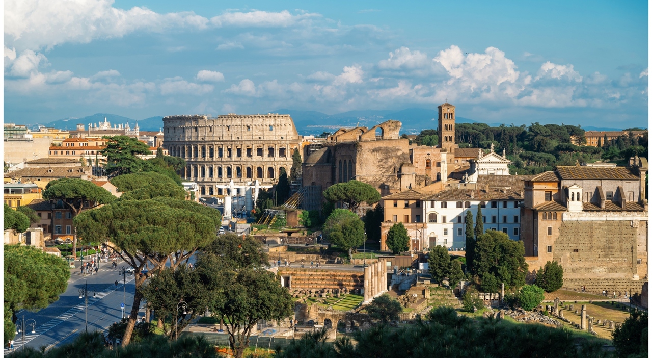 https://statics.cedscdn.it/photos/MED_HIGH/2026/09/25/9785162_25112352_cosa_fare_a_roma_questo_weekend_fitzcarraldo_sul_tevere_musei_gratis_musica_a_testaccio.jpg