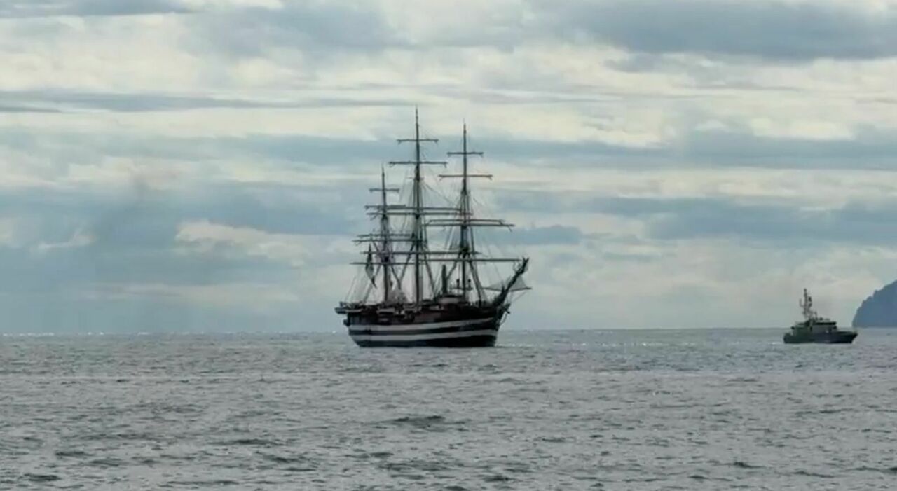 america s cup a napoli lo spettacolo dell amerigo vespucci che naviga spettatori incantati sul lungomare da Ilmattino.it america s cup a napoli lo spettacolo dell amerigo vespucci che naviga spettatori incantati sul lungomare
