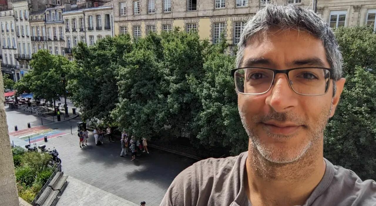 https://statics.cedscdn.it/photos/MED_HIGH/2026/09/26/9786822_26084909_licenziamento_lavoro_stipendio_cantante_opera_guadagno_cambio_vita_mitesh_khatri.jpg