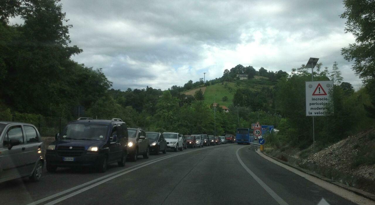 moto contro un tir sulla salaria muore centauro di civitanova strada chiusa al traffico da Corriereadriatico.it moto contro un tir sulla salaria muore centauro di civitanova strada chiusa al traffico