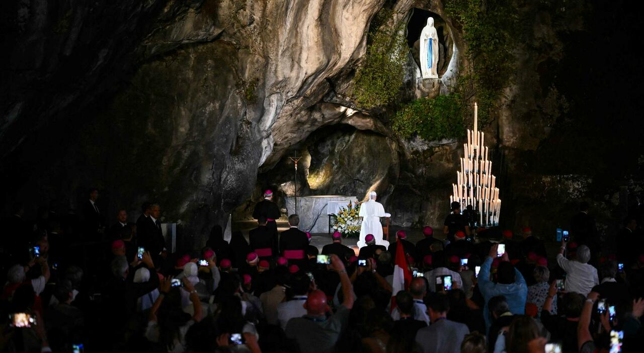 https://statics.cedscdn.it/photos/MED_HIGH/2026/09/26/9787447_26203400_papa_leone_lourdes_visita_grotta_apparizioni_preghiera_madonna_bicchiere_dacqua_sorgente_rosa_oro_oggi.jpg