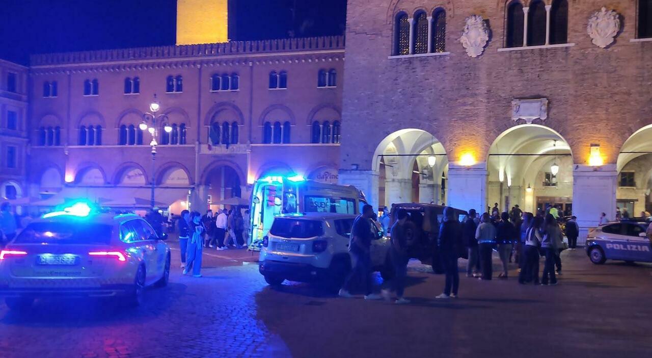 un apprezzamento di troppo alla ragazza e si trova con il coltello piantato nel fianco scatta il panico in piazza dei signori da Ilgazzettino.it un apprezzamento di troppo alla ragazza e si trova con il coltello piantato nel fianco scatta il panico in piazza dei signori