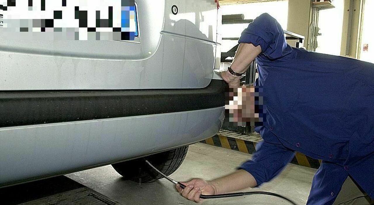 Meccanico usa l'auto della cliente portata in...