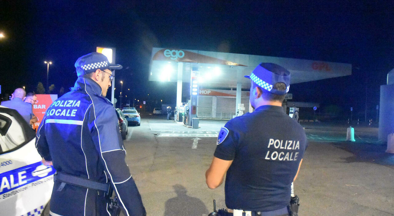 https://statics.cedscdn.it/photos/MED_HIGH/2026/09/27/9788844_27212919_aggredisce_donna_cacciavite_distributore_benzina_investe_persone_feriti_gravi_reggio_emilia_oggi.jpg