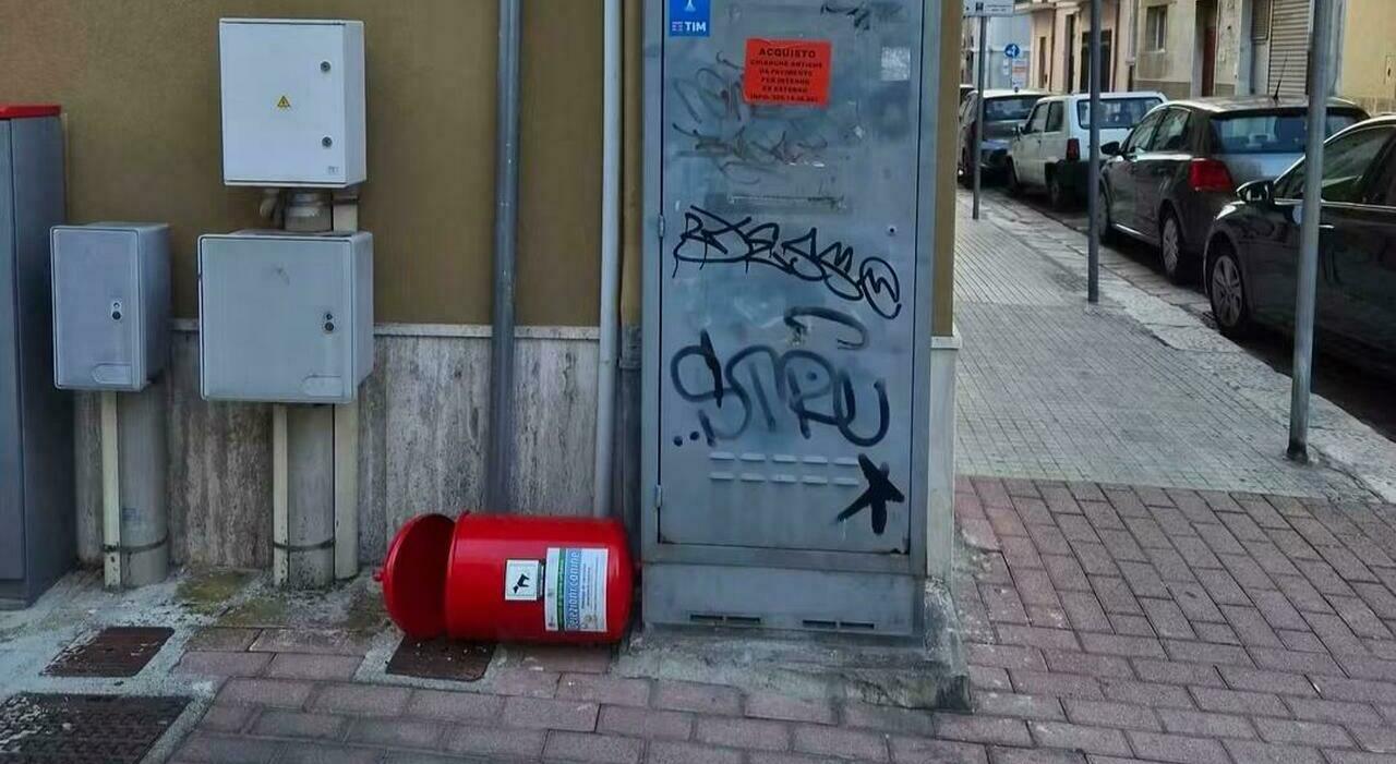vandali scatenati di notte distrutti i cestini in centro tra piazza cairoli e corso umberto da Quotidianodipuglia.it vandali scatenati di notte distrutti i cestini in centro tra piazza cairoli e corso umberto