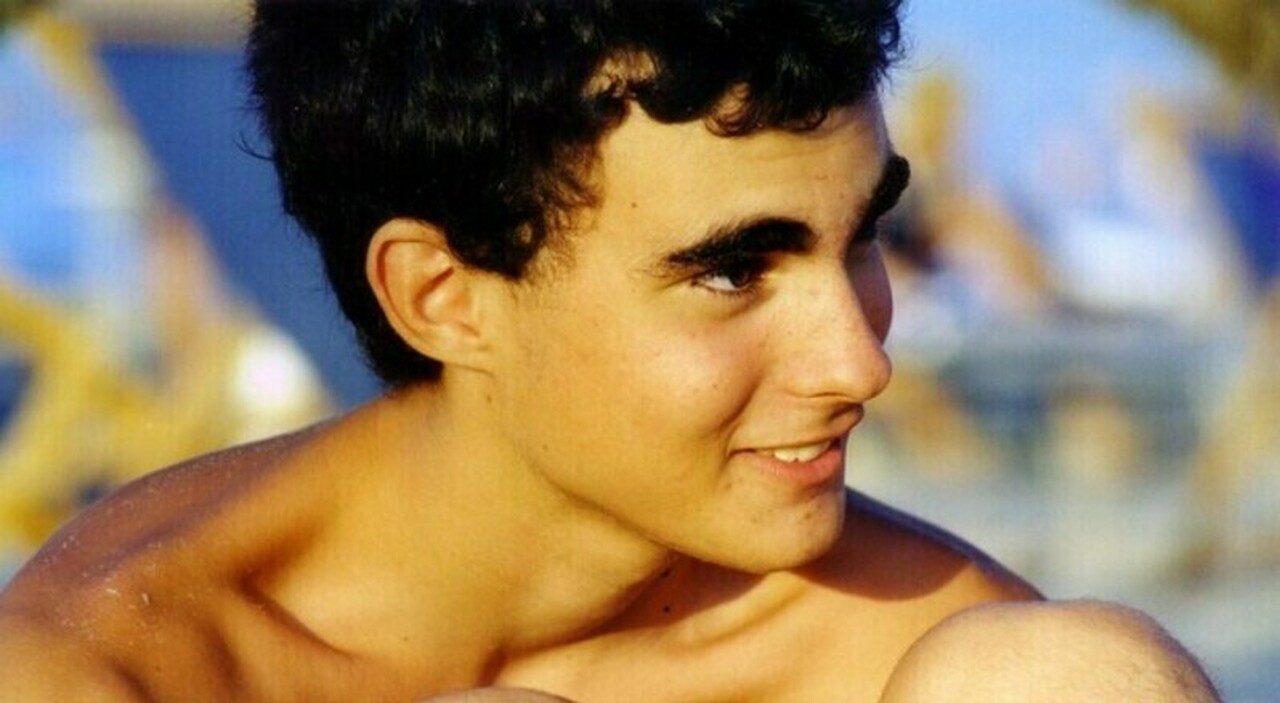 https://statics.cedscdn.it/photos/MED_HIGH/2026/09/28/9790383_28112233_federico_aldrovandi_morto_21_anni_fa_ferrara_ucciso_poliziotti.jpg