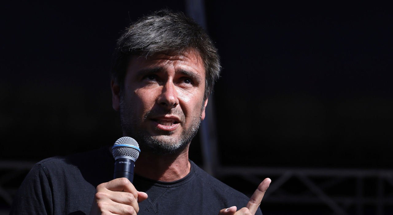 https://statics.cedscdn.it/photos/MED_HIGH/2026/09/28/9791074_28175615_alessandro_di_battista_ospite_dimartedi_giovanni_floris.jpg