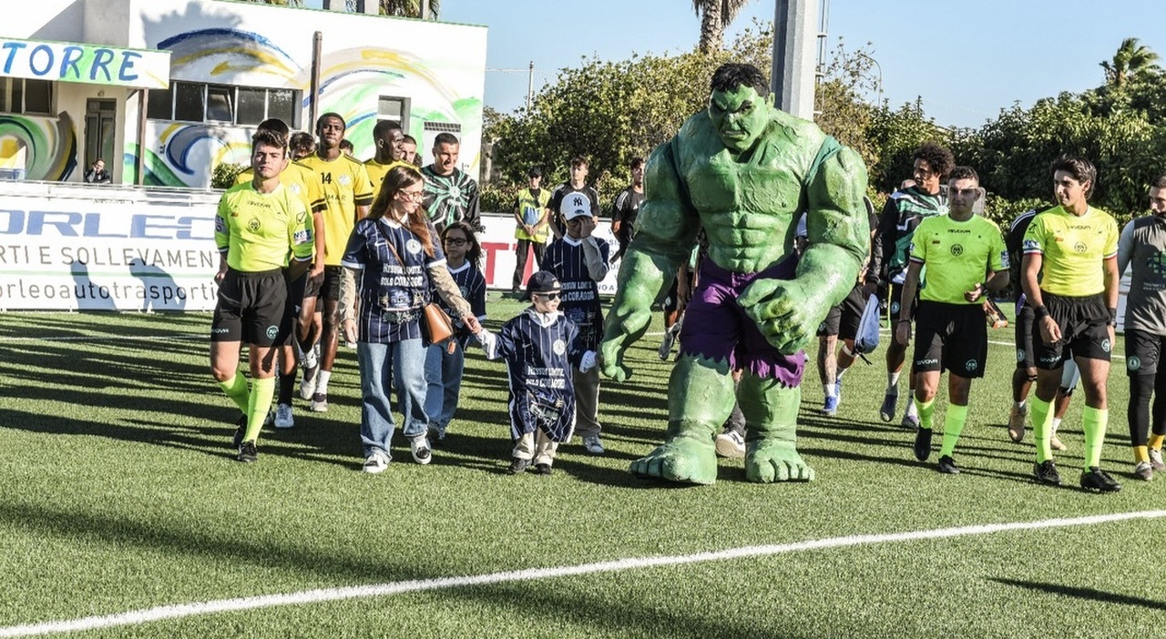La partita di calcio non si gioca perché una squadra non c'è: l'altra in campo con Francesco (e Hulk), il bimbo guarito dal tumore