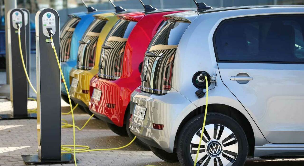 Auto elettriche in ricarica