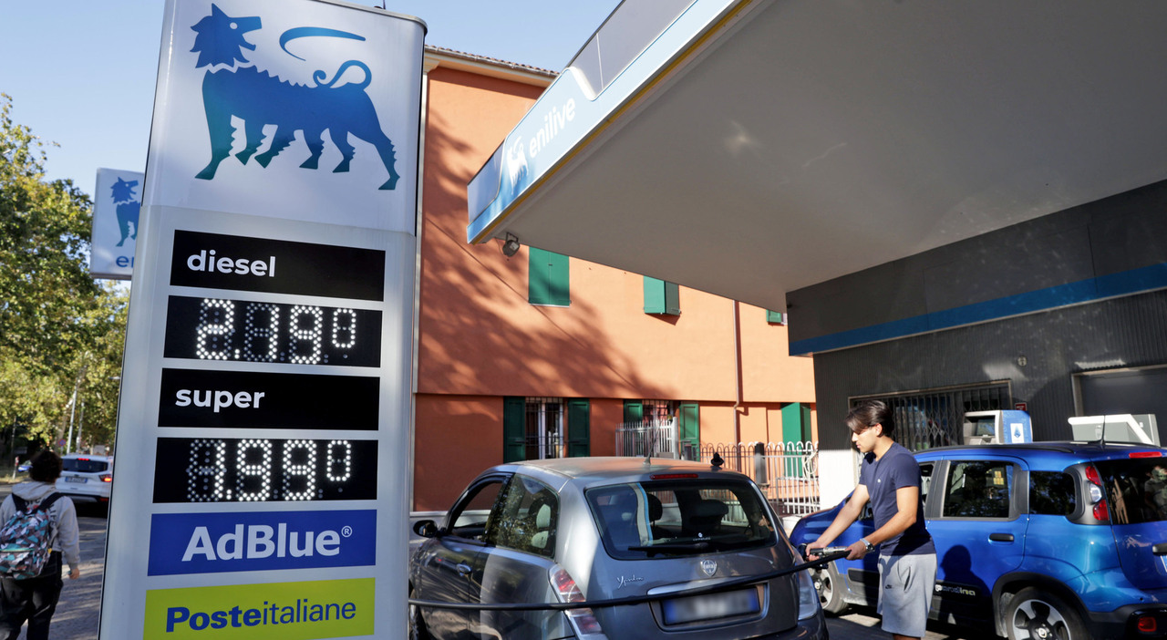 https://statics.cedscdn.it/photos/MED_HIGH/2026/09/30/9794794_30110611_carburanti_benzina_diesel_perche_costano_cosi_tanto_quanto_costava_conte_draghi.jpg