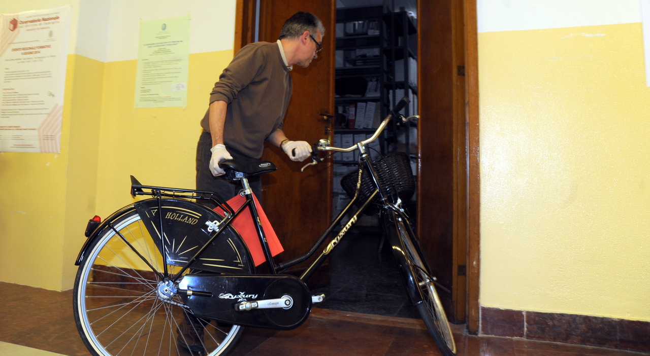 https://statics.cedscdn.it/photos/MED_HIGH/2026/09/30/9794977_30124933_bicicletta.jpg