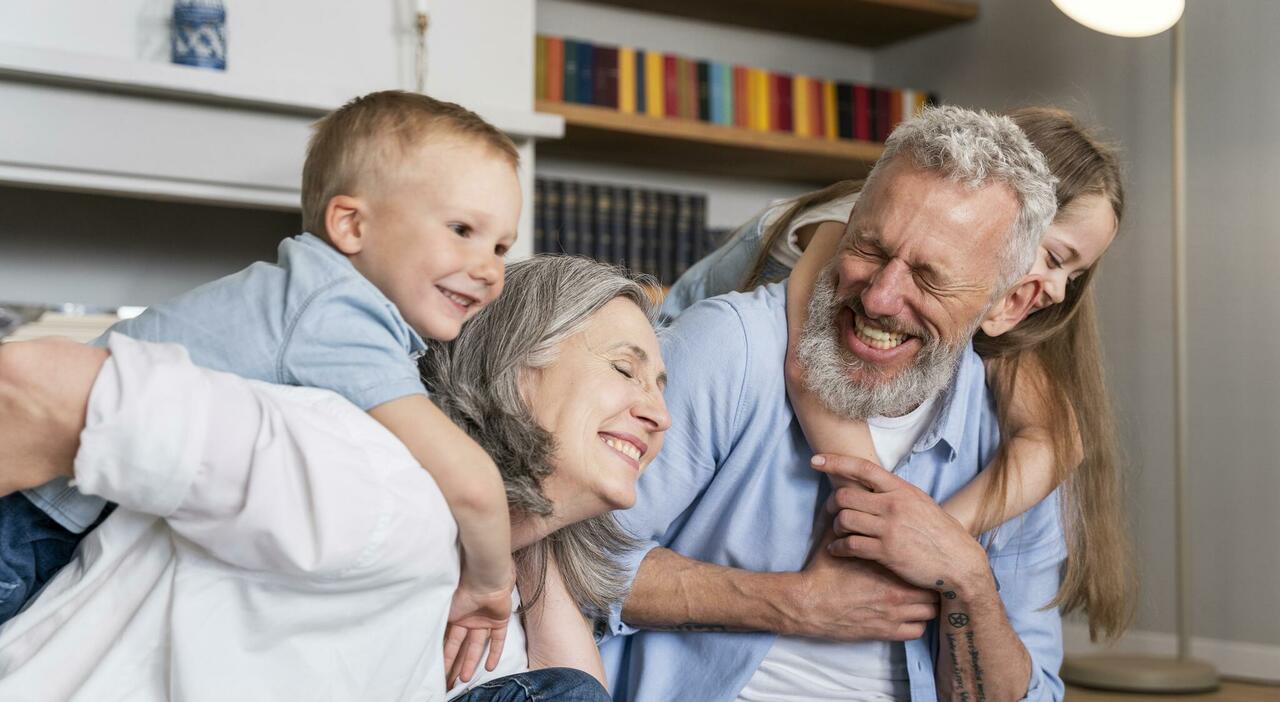 https://statics.cedscdn.it/photos/MED_HIGH/2026/09/30/9795111_30143309_medium_shot_happy_family_home.jpg