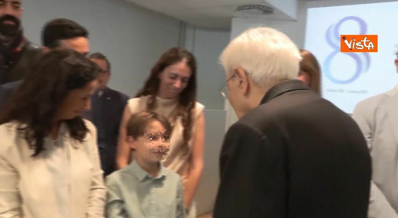 https://statics.cedscdn.it/photos/MED_HIGH/2026/09/30/9795365_30161754_mattarella_linate_saluta_bambino_risposta_video_oggi.jpg
