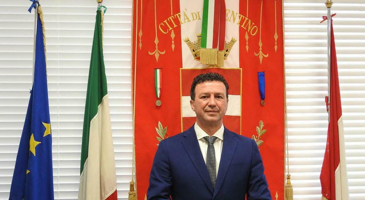 va dal sindaco di tolentino e chiede una casa lui le d224 venti euro lei li strappa voglio un alloggio dove vivere non soldi da Corriereadriatico.it va dal sindaco di tolentino e chiede una casa lui le d224 venti euro lei li strappa voglio un alloggio dove vivere non soldi