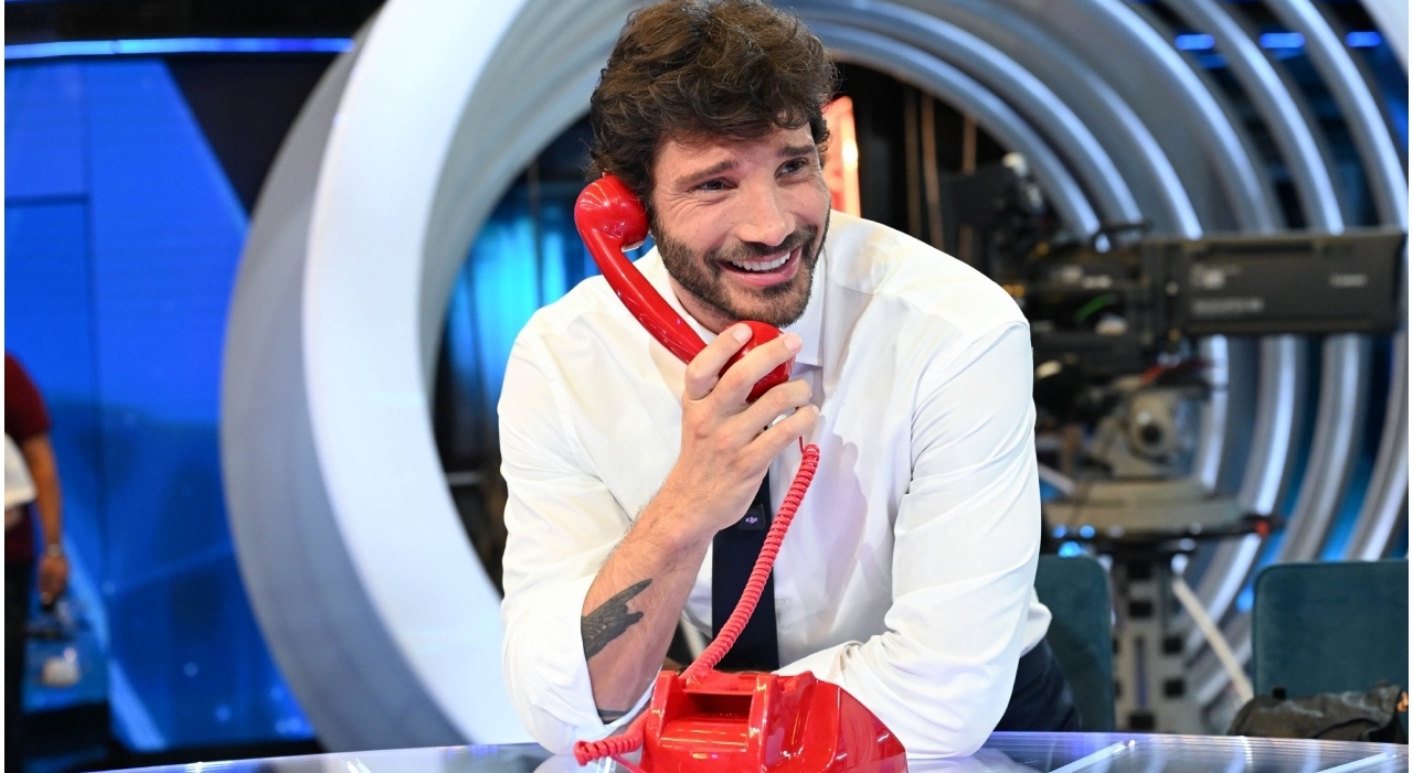 https://statics.cedscdn.it/photos/MED_HIGH/2026/10/01/9797160_01115554_stefano_de_martino_vera_definitiva.jpg
