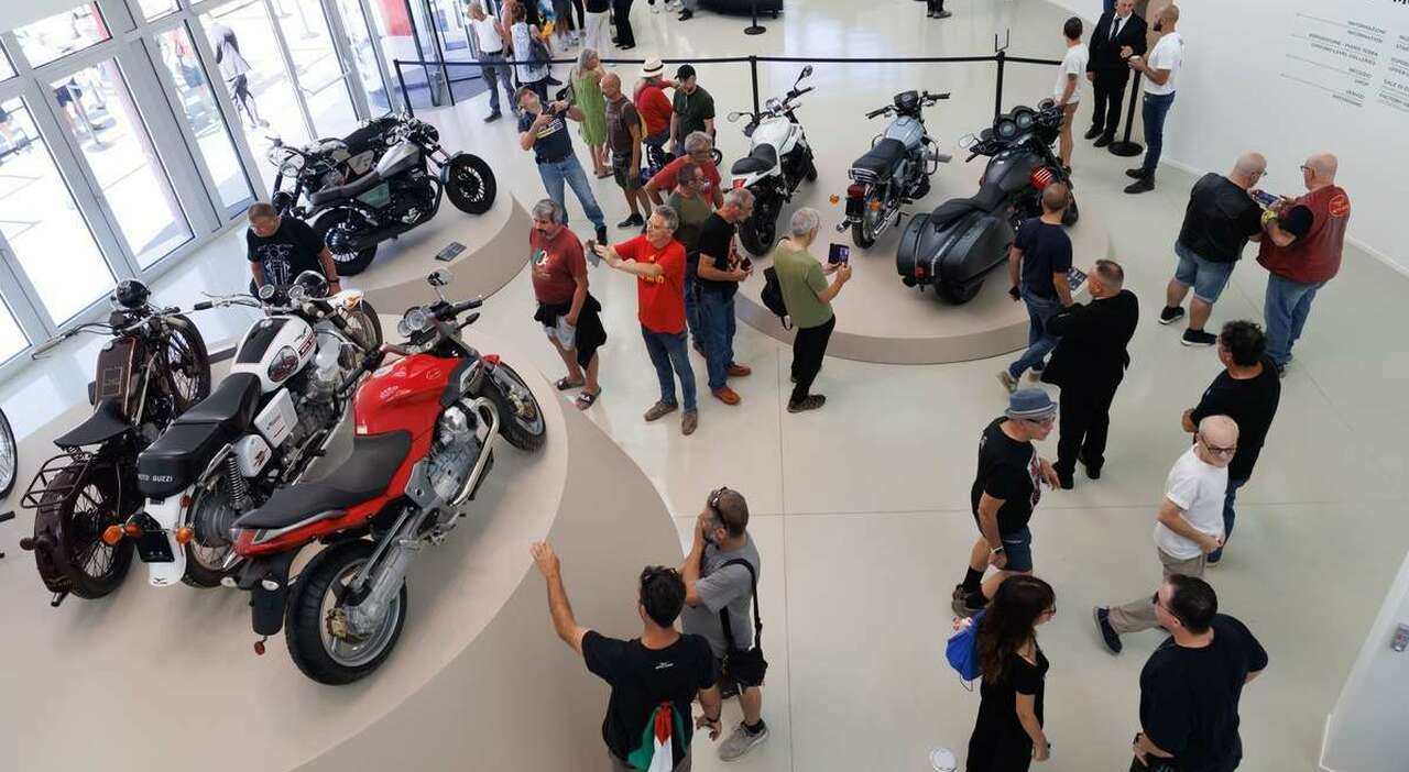 Folla al museo Moto Guzzi