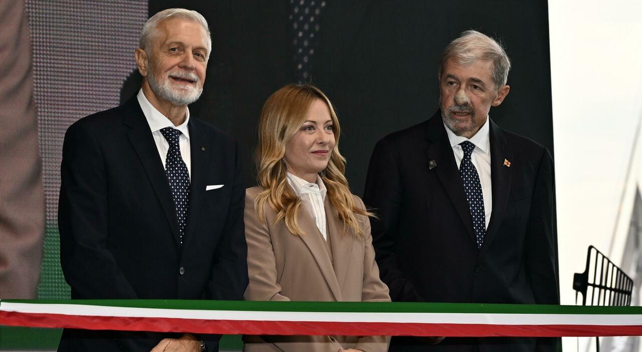 https://statics.cedscdn.it/photos/MED_HIGH/2026/10/01/9797505_01133956_giorgia_meloni_salone_nautico_silvia_salis_non_invitata_palco_genova.jpg