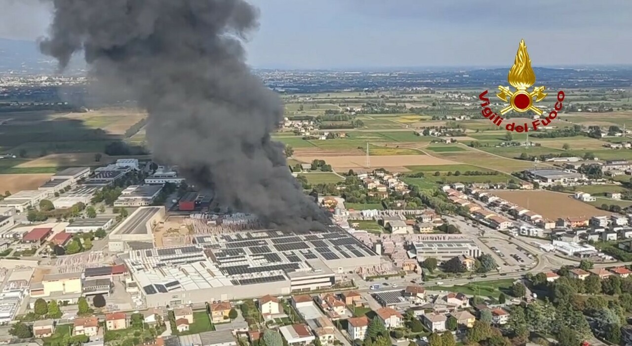 https://statics.cedscdn.it/photos/MED_HIGH/2026/10/01/9797776_01170335_incendio_deroma_malo_vicenza_fumo_alto.jpg
