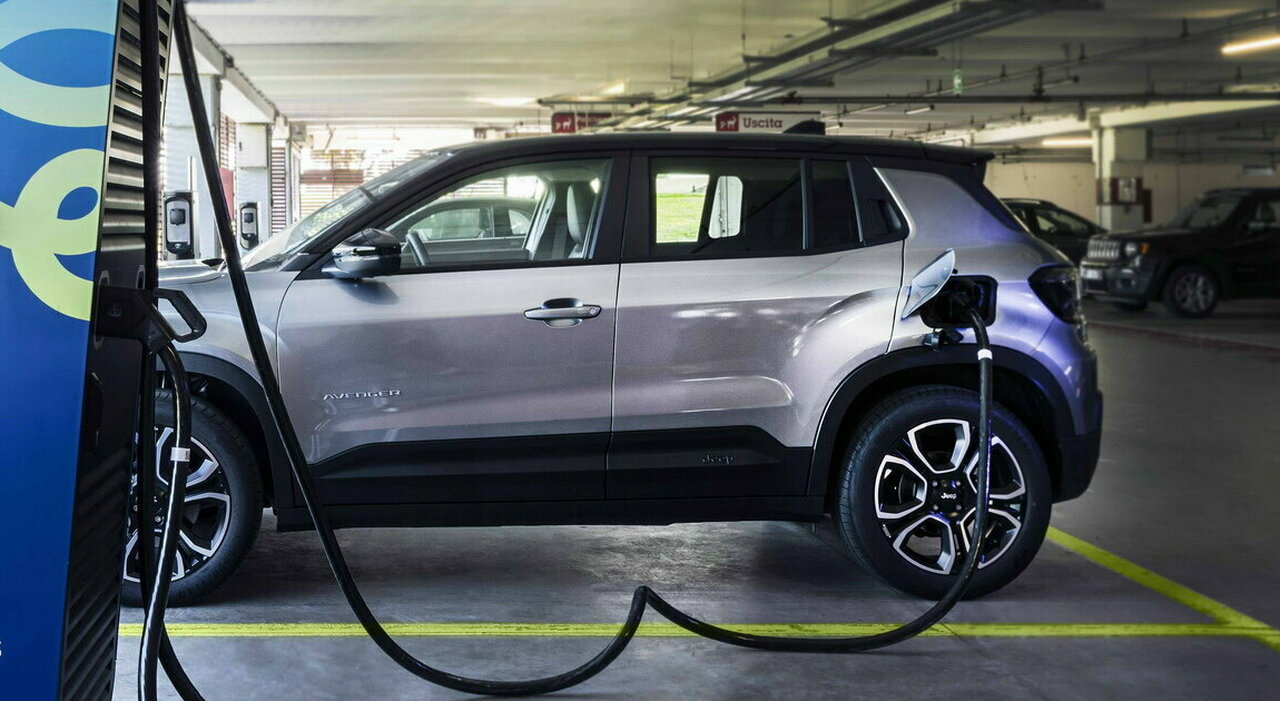 Un'auto elettrica in ricarica