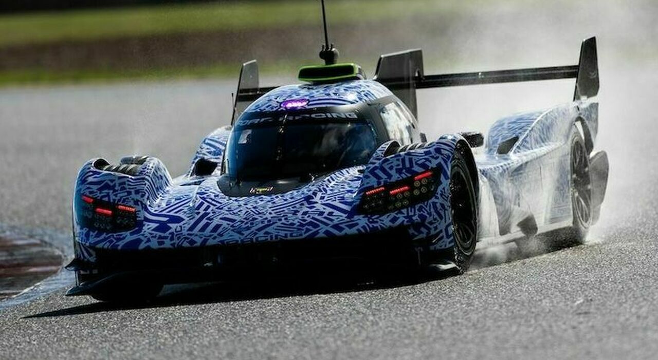 L'hypercar Ford durante i test