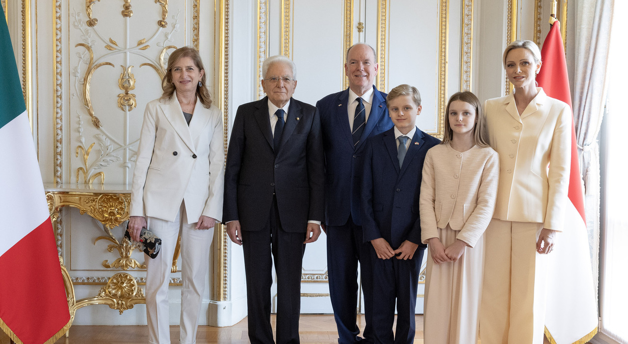 https://statics.cedscdn.it/photos/MED_HIGH/2026/10/02/9799737_02133656_mattarella_figlia_principe_monaco_molti_italiani_chiamano_casa_principato_opera_pranzo_programma_visita_oggi.jpg
