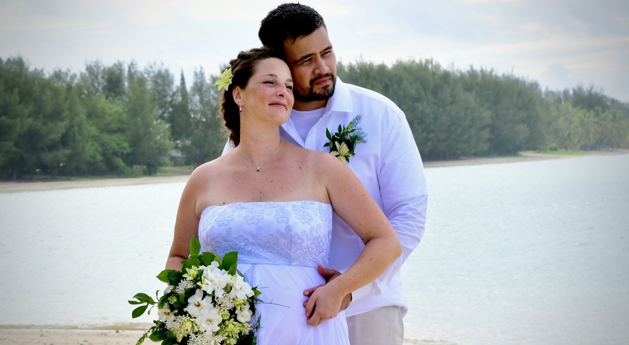 https://statics.cedscdn.it/photos/MED_HIGH/2026/10/02/9799745_02140904_rarotonga_chiara_ed_ellis_il_giorno_del_matrimonio_.jpg