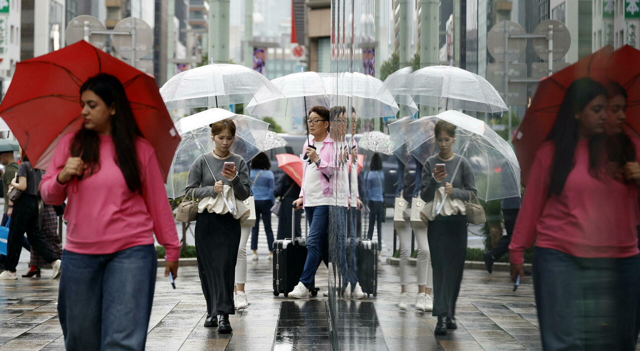 https://statics.cedscdn.it/photos/MED_HIGH/2026/10/02/9799870_02153516_tokyo_no_sole_36_giorni_mai_smesso_piovere_anomalia_meteo_clima_pazzo_oggi.jpg