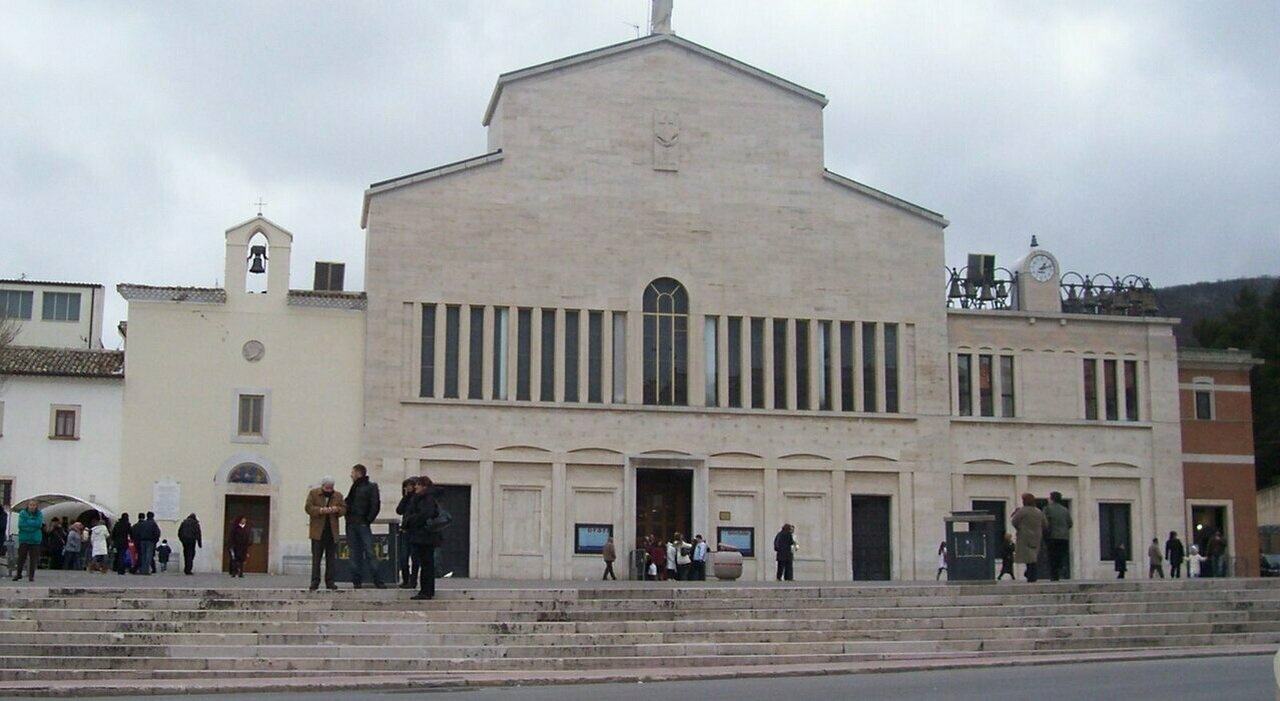 https://statics.cedscdn.it/photos/MED_HIGH/2026/10/02/9800085_02182308_padre_pio_licenziamenti_san_giovanni_rotondo.jpg