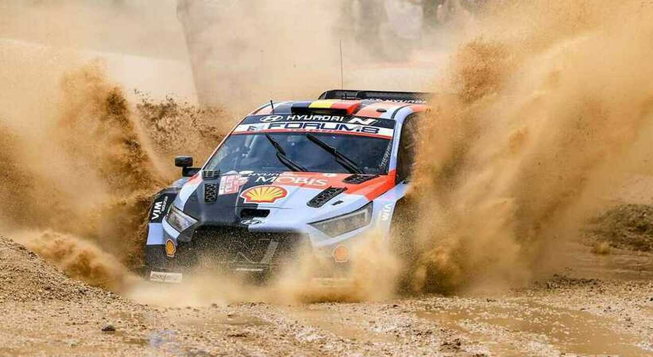 Neuville (Hyundai) &egrave; passato al comando del Rally Italia Sardegna