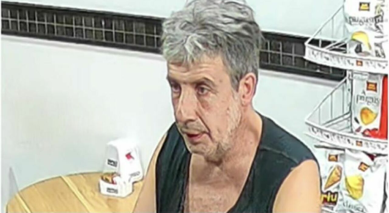 https://statics.cedscdn.it/photos/MED_HIGH/2026/10/03/9801471_03085842_salerno_aggressore.jpg