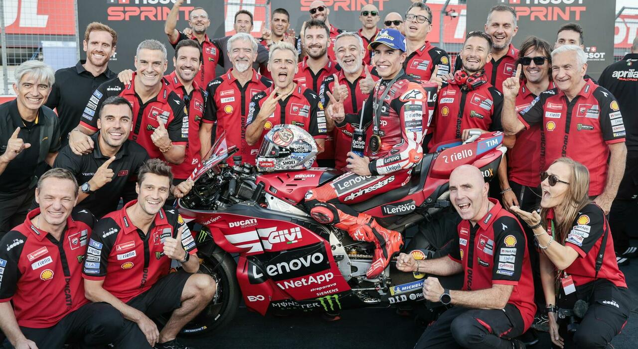 Marc Marquez festeggia la vittoria nella gara Sprint a Motegi, in Giappone
