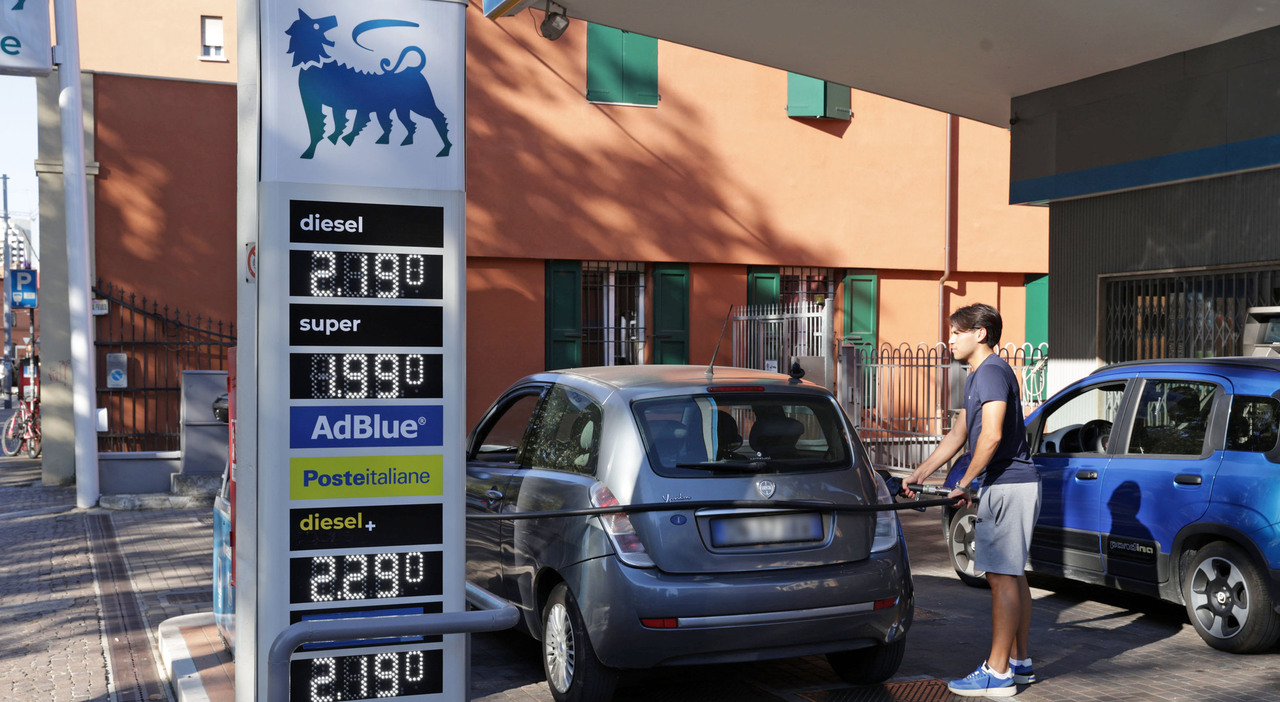 https://statics.cedscdn.it/photos/MED_HIGH/2026/10/03/9801954_03172955_carburanti_price_cap_distributori_quali_sono_prezzi_cambiano.jpg