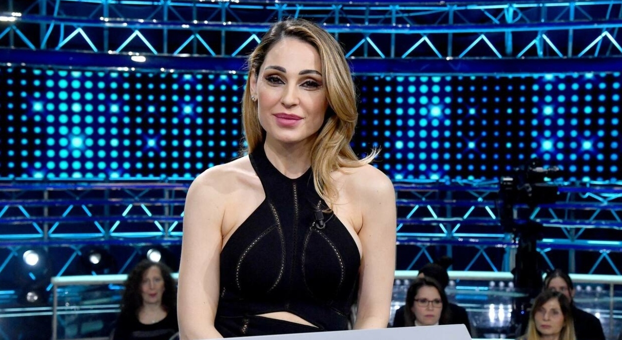 https://statics.cedscdn.it/photos/MED_HIGH/2026/10/03/9802032_03183231_anna_tatangelo_1_.jpg