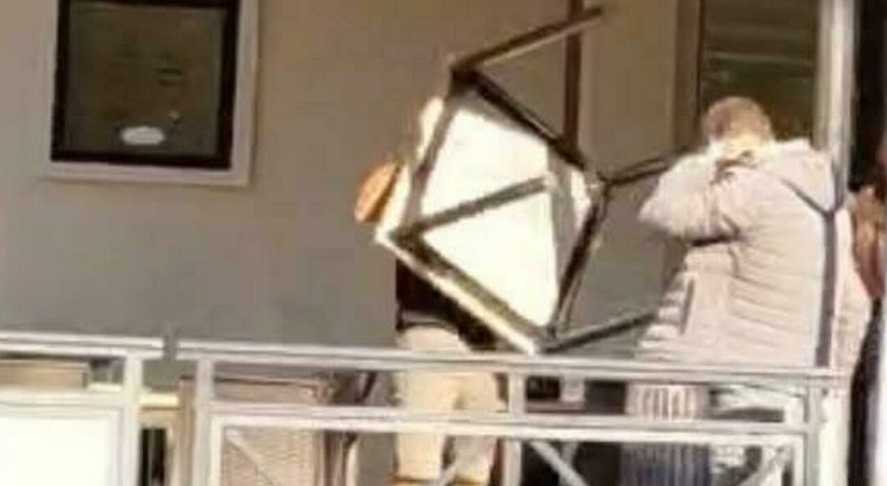 tolentino caos e paura al bar volano pugni calci e sedie davanti ai passanti che chiamano le forze dell ordine da Corriereadriatico.it tolentino caos e paura al bar volano pugni calci e sedie davanti ai passanti che chiamano le forze dell ordine