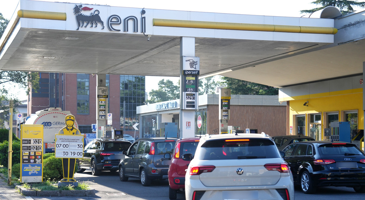 https://statics.cedscdn.it/photos/MED_HIGH/2026/10/03/9802184_03211535_guerra_iran_rincari_chi_sta_meglio_chi_peggio_energia_carburanti.jpg