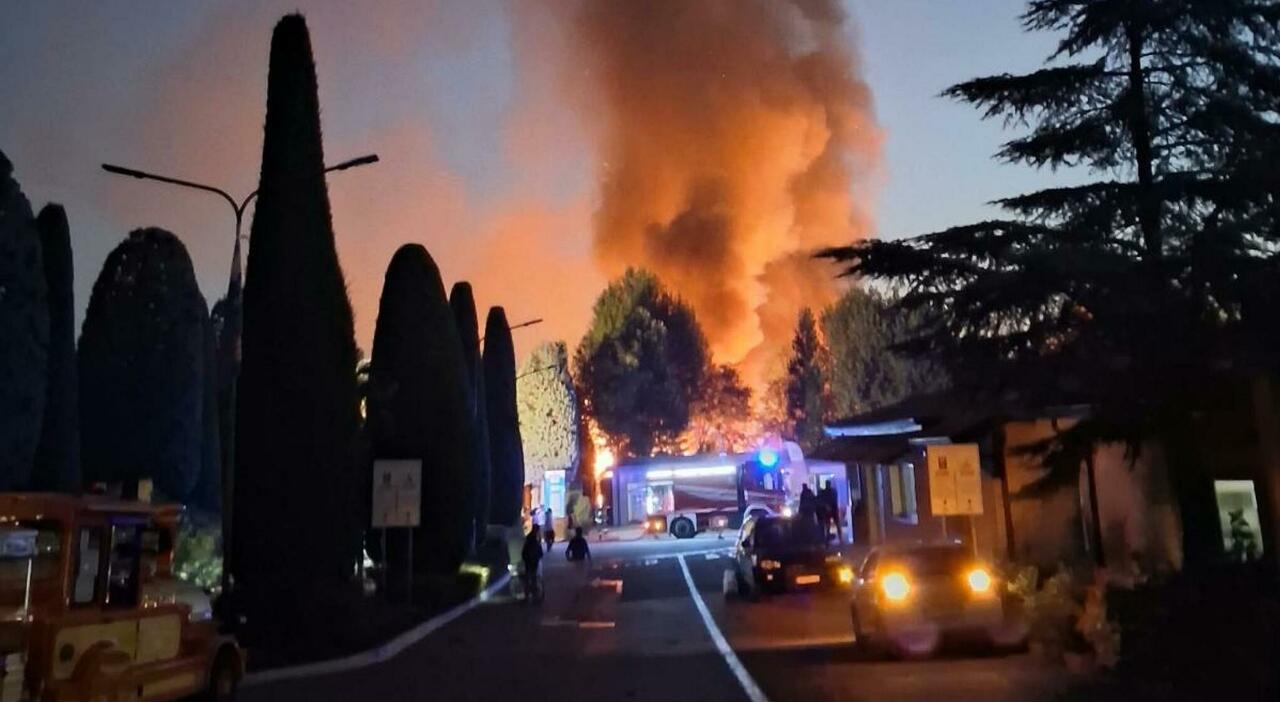incendio al campeggio bella italia 24 feriti uno 232 grave paura a peschiera del garda il video delle fiamme