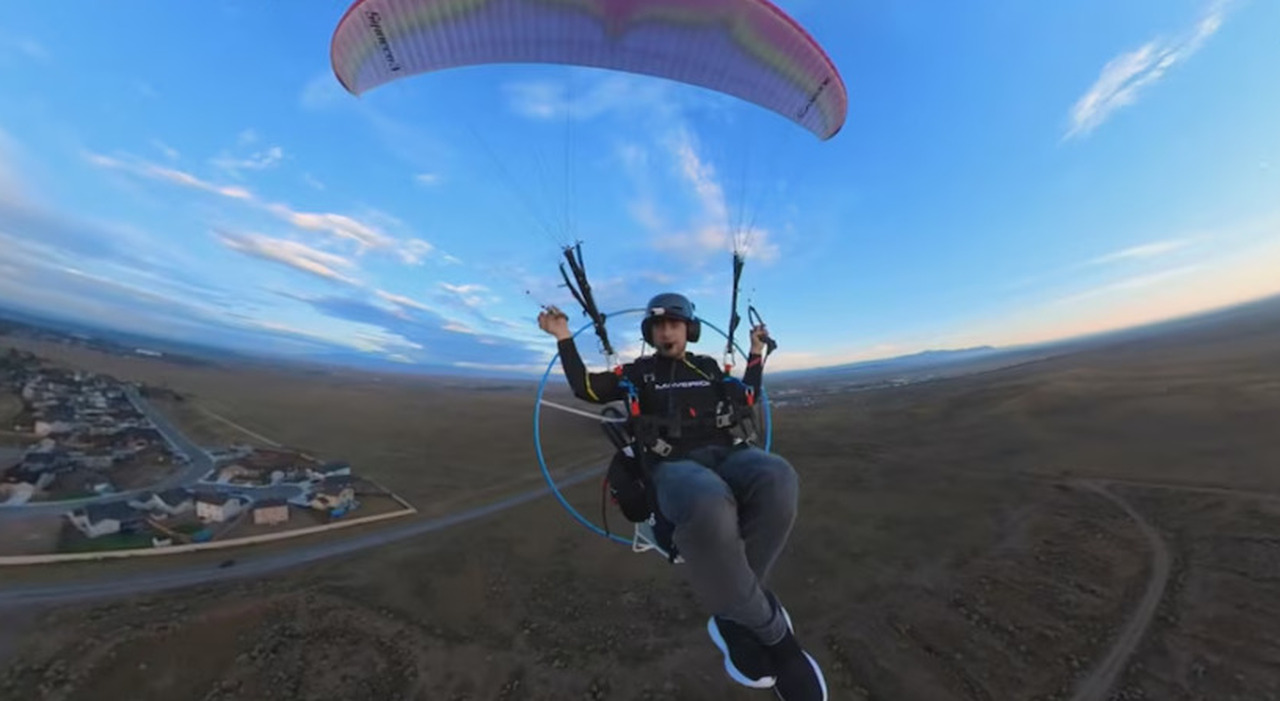 Colorado air traffic controller commutes to work by paramotor
