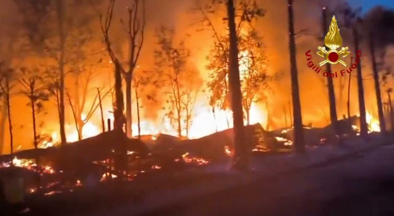 https://statics.cedscdn.it/photos/MED_HIGH/2026/10/04/9803504_04120807_incendio_campeggio_ricostruzione_testimoni_cosa_dicono_oggi.jpg