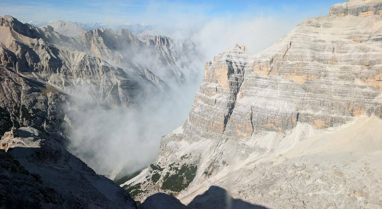 maxi frana si stacca dalla tofana di dentro enorme nube di polvere impossibile avvicinarsi in elicottero da Ilgazzettino.it maxi frana si stacca dalla tofana di dentro enorme nube di polvere impossibile avvicinarsi in elicottero