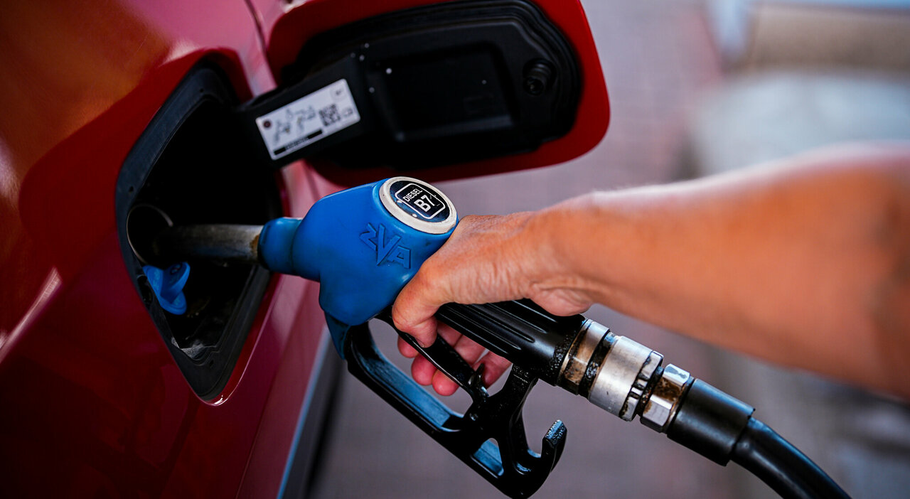 https://statics.cedscdn.it/photos/MED_HIGH/2026/10/05/9804149_05075302_accise_diesel_carburanti_prezzi_proroga_sconto.jpg